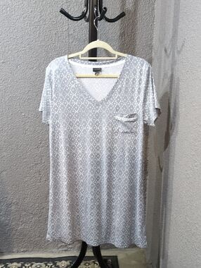 Tahari Light Gray and White Printed V-Neck Nightgown